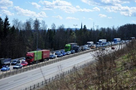 Laksetrailer veltet ved E6