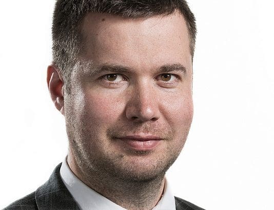 Vil vite når stortingspolitikere har eierinteresser i selskaper