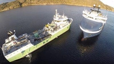 Se da supplyskipet &laquo;Rem Fortune&raquo; bidro i lakseluskampen