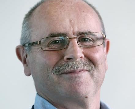Stikker av som lusa i taren