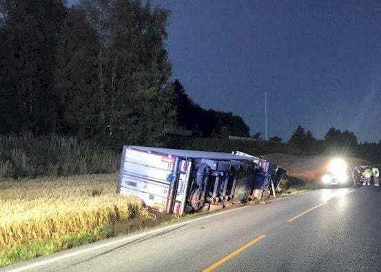 Semitrailer med 20 tonn laks i grøfta: Sjåføren innrømmer å ha sovnet bak rattet
