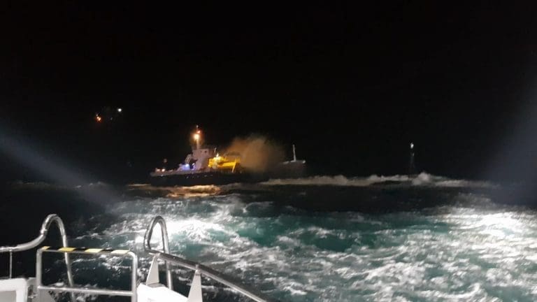 88 meter lang fôrbåt på grunn ved Averøy