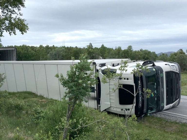 Veltet laksetrailer sperrer kjørefelt på Hitra