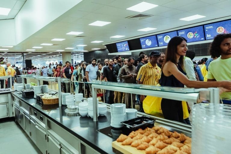 Når Lerøy leverer laks til IKEA i India, er det et enmannsforetak i Åndalsnes som skaffer emballasjen