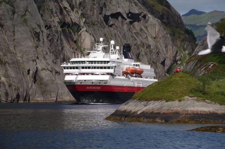 ​Hurtigruten investerer over sju milliarder kroner i grønn teknologi: Skal seile på død fisk