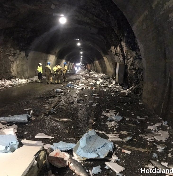 Fisk lå strødd hundre meter innover tunnel etter lastebil-kollisjon