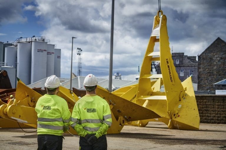 Ankere av denne typen skal holde Havfarmen til Nordlaks på plass