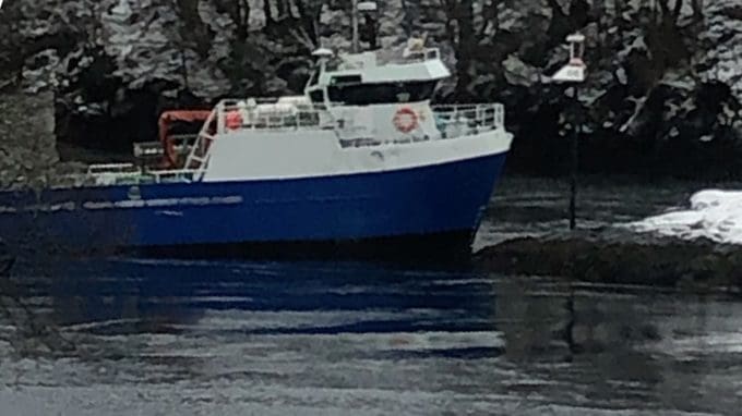 Brønnbåt på grunn i Alverstraumen