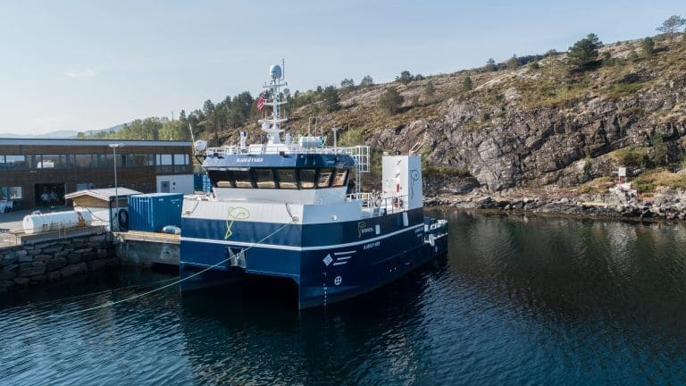 Denne hybridbåten koster 45 millioner kroner. Nå er den overlevert Bjørøya