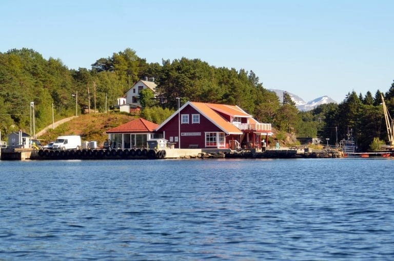 Aarskog og to lokale oppdrettere har bladd opp for å sikre videre drift i denne butikken