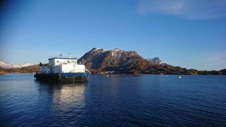 To ansatte fraktet til lege etter røykutvikling på en fôringsflåte hos Egil Kristoffersen & Sønner