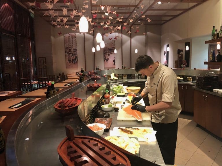 Her serveres sushi av laks produsert i Polen