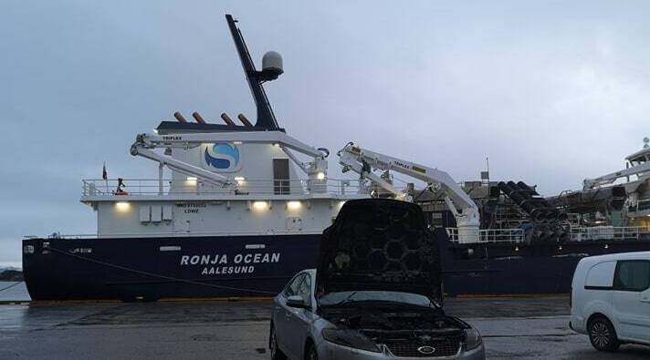 Mannskap om bord på brønnbåt bisto i slukking av bilbrann