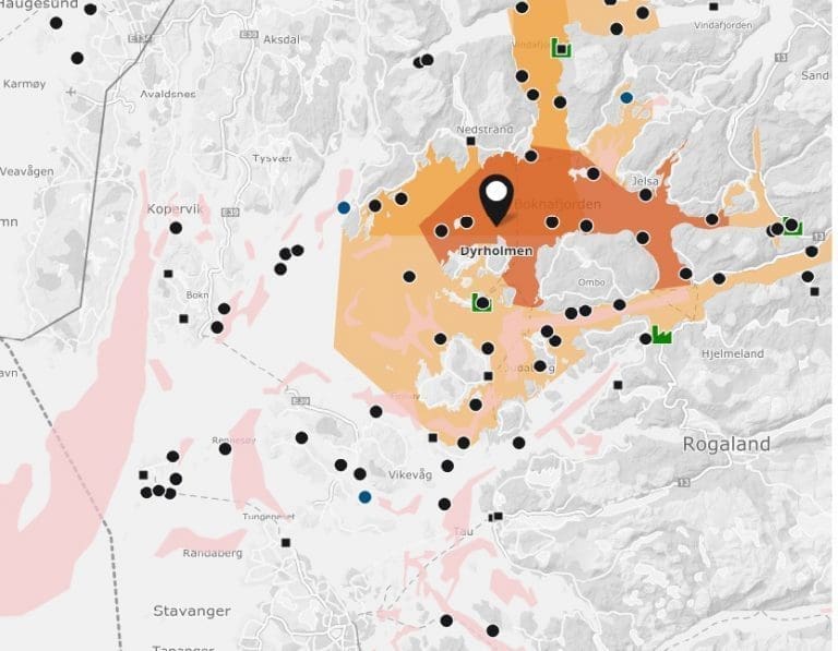 Kraftig røykutvikling fra fôrflåte i Boknafjorden