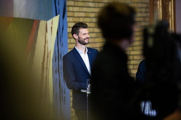 Rødt vil sikre lakseskatten – og stemme til støtte for regjeringen