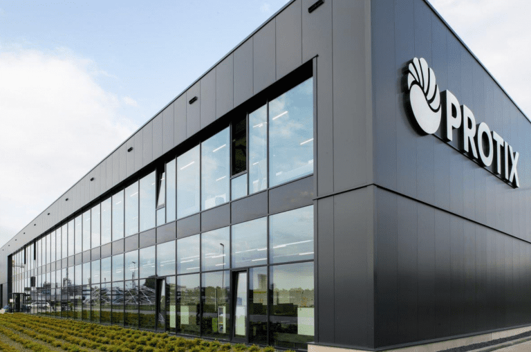 Rabobank investerer 40 millioner euro i fluefabrikk som skal levere insektmel til Skretting