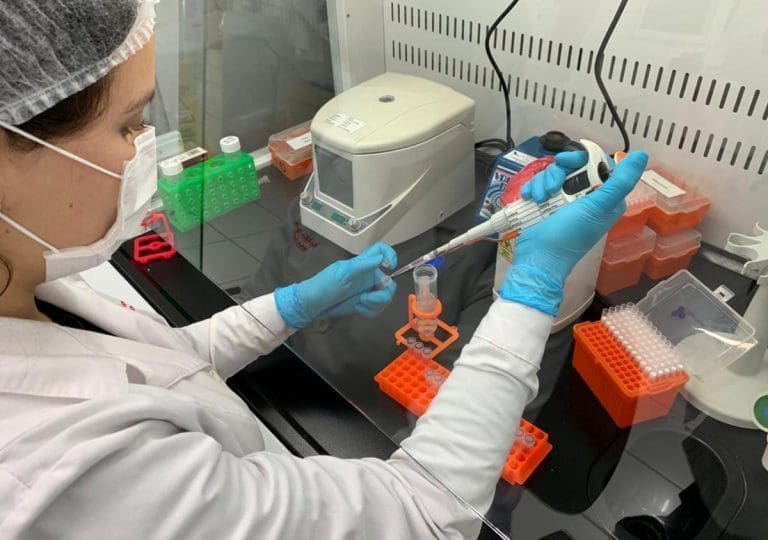 Mowi-lab starter COVID-19-tester: Kjører opp til 1.000 analyser hver dag