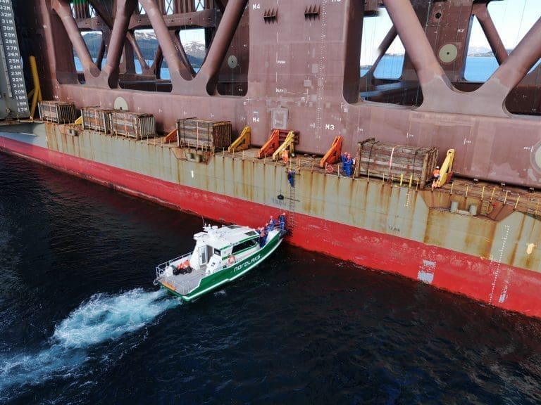 Her går mannskapet for første gang om bord i Havfarmen “Jostein Albert”