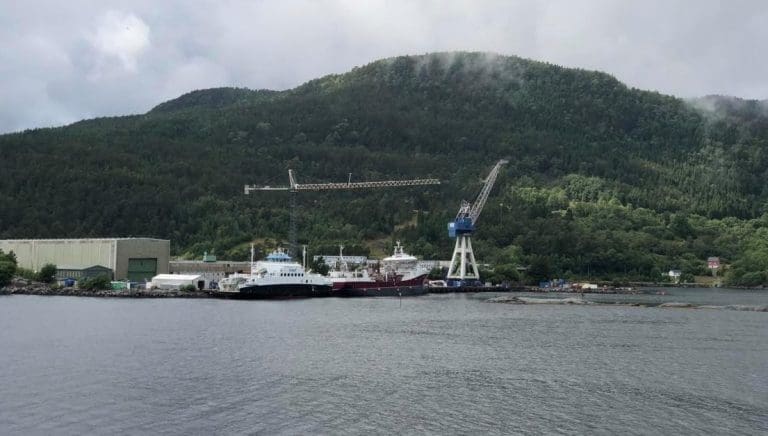 17 personer smittet av Covid-19 ved Havyards verft i Leirvik
