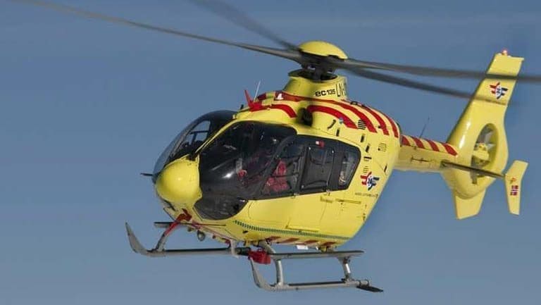 Mann i 20-årene flydd til sykehus etter klemskade om bord på båt