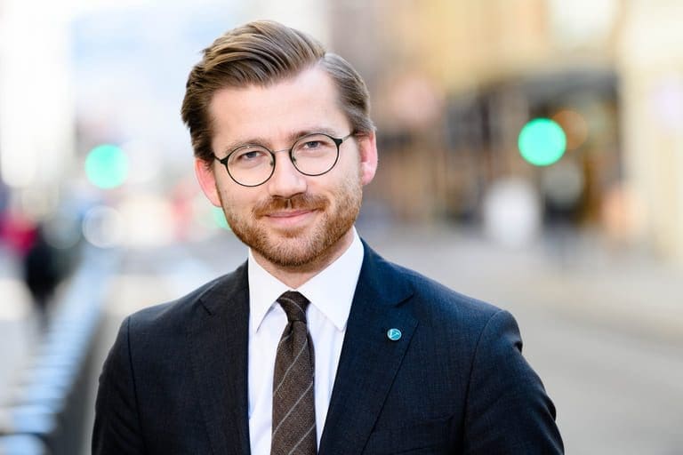 Venstre utfordrer regjeringen i innside-saken