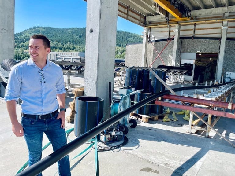 Trenger mer plass: Fabrikken på Båsmoen presser ut 3.200 kilo plastrør i timen