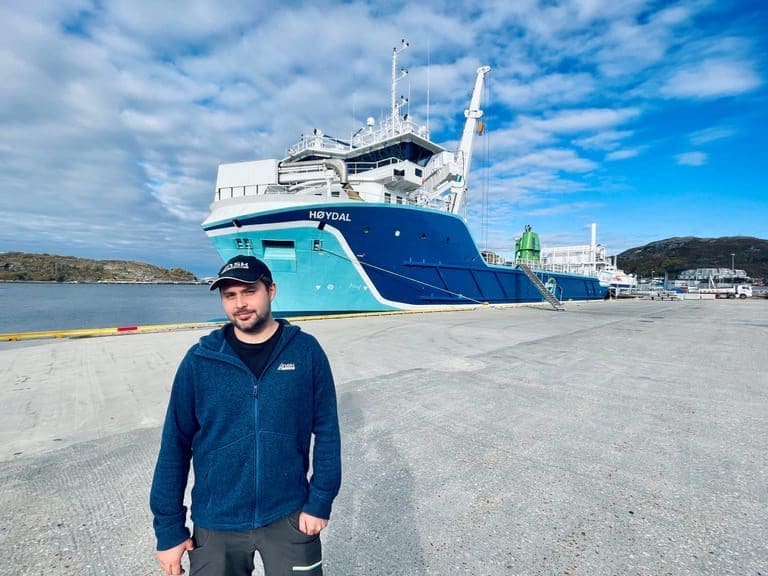 «Høydal» på tur til Myre for å hente mer fôr: – Kjører dobbelt så mange turer som normalt
