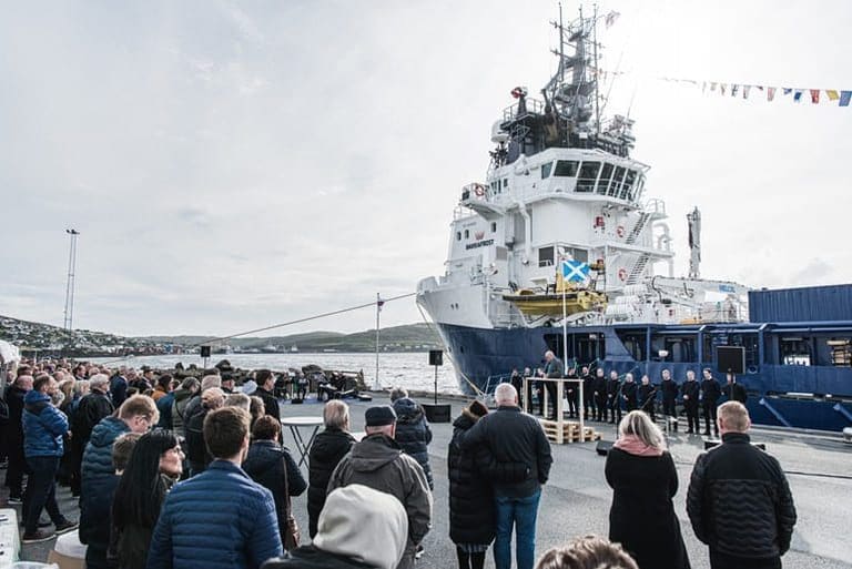 Tidligere supplybåt er satt i arbeid med å avluse laks