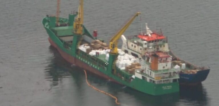 Lasteskip med 2.000 tonn fiskefôr trukket av grunnen