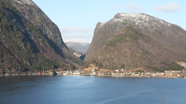 Yrkesfisker har tjent 40.000 kroner på tre dagers fiske etter rømt laks i Vadheimsfjorden