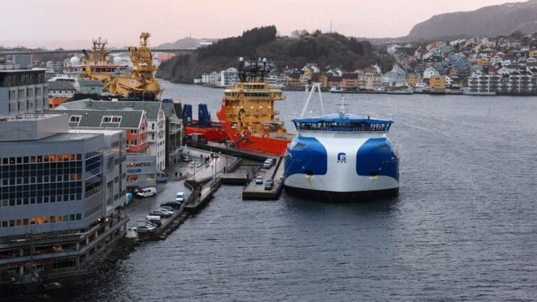 &laquo;Gåsø Høvding&raquo; på plass i Kristiansund. På søndag starter den jobben med å frakte slaktefisk