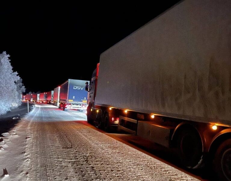 Tungbilkaos på E6, mens RV1 lå klar – snøfri og ferdig saltet
