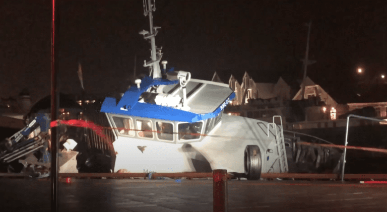 Her synker &laquo;Bore Cat&raquo; på Vågen i Stavanger