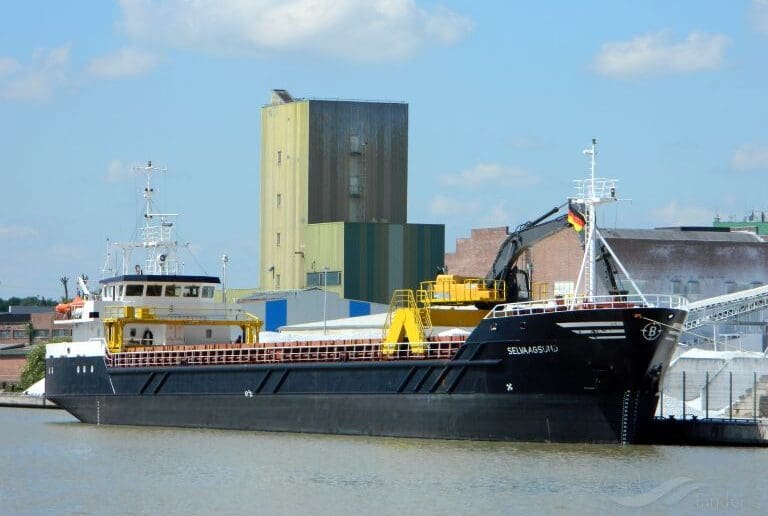 Vurderer å stenge norske havner for russiske skip