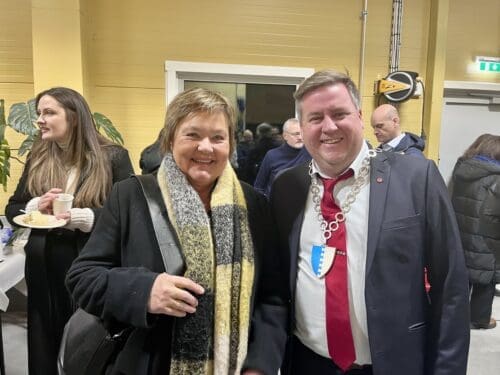 Tidligere Etne-ordfører Siri Klokkerstuen (Ap) og nåværende varaordfører Andreas Grumheden (Ap). Foto: Tina Totland Jenssen 