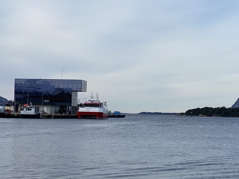 Oppdrettere har flyttet inn i &laquo;penthousen&raquo; til Florøs nye signalbygg