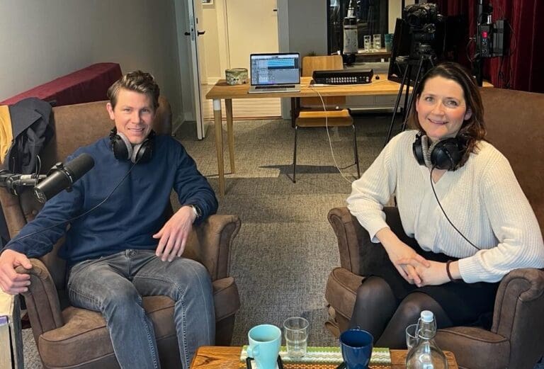Lager ny podcast om lakseoppdrett: – Behovet for ny og oppdatert kunnskap om bransjen er stort