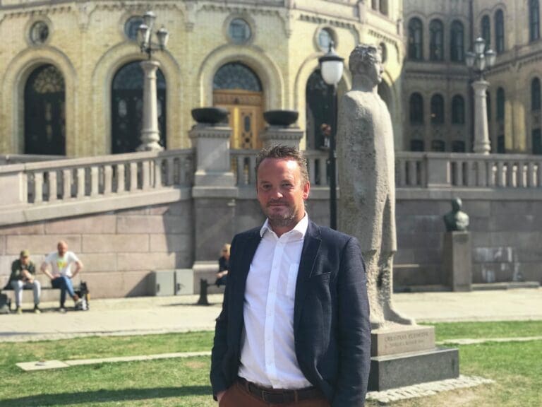 Sp ute av regjeringen: – Prisverdig av statsministeren