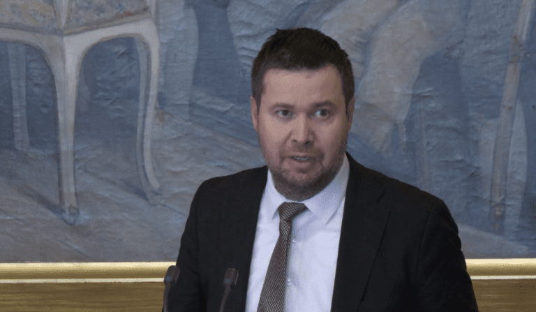 Geir Pollestad og Senterpartiet endret ordlyden i forslaget sitt fra Stortingets talerstol