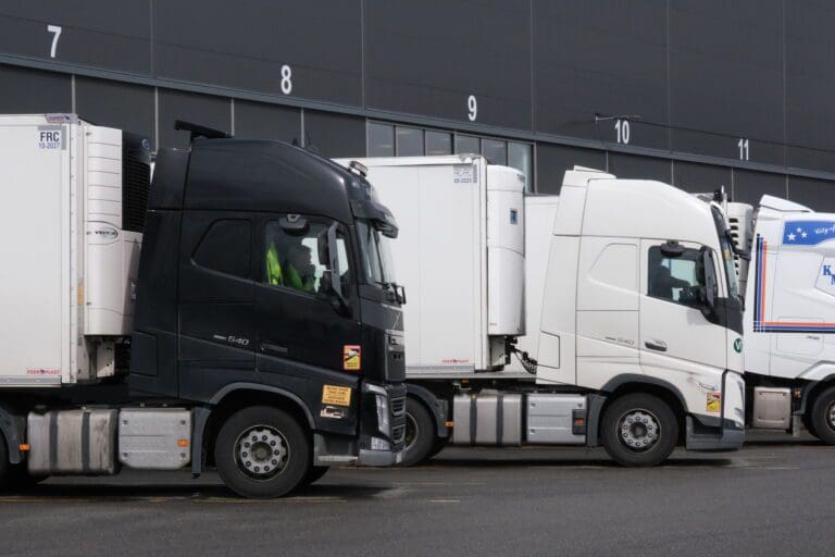 Tilgang på transportmidler holder laksemarkedet fortsatt stramt: – Det går ikke på skinner