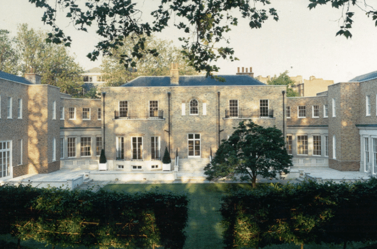 Fredriksen vil selge herregården The Old Rectory. Prisforlangende? Minst 2,7 milliarder kroner