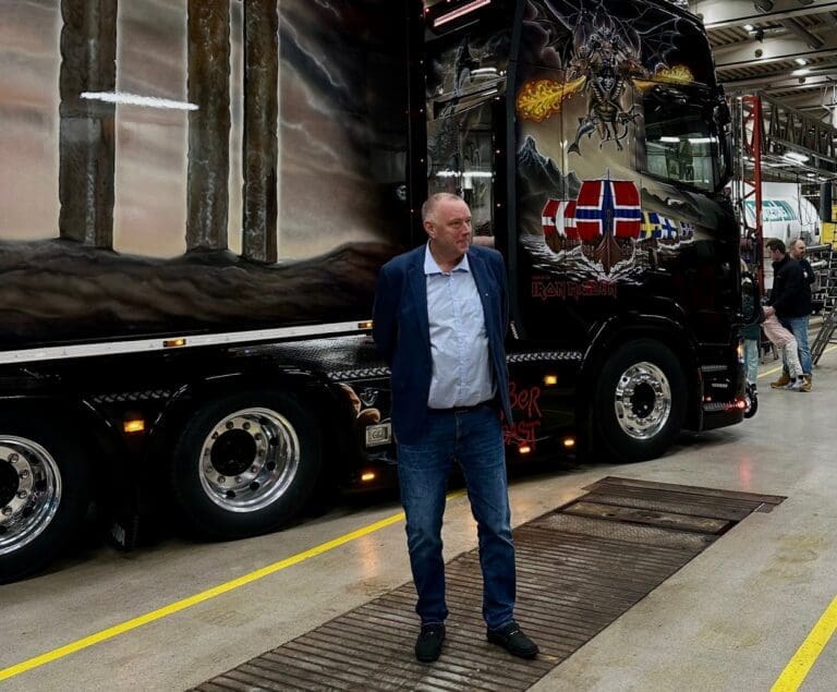 – Vi tvinges til å bryte loven for å få laksen fram