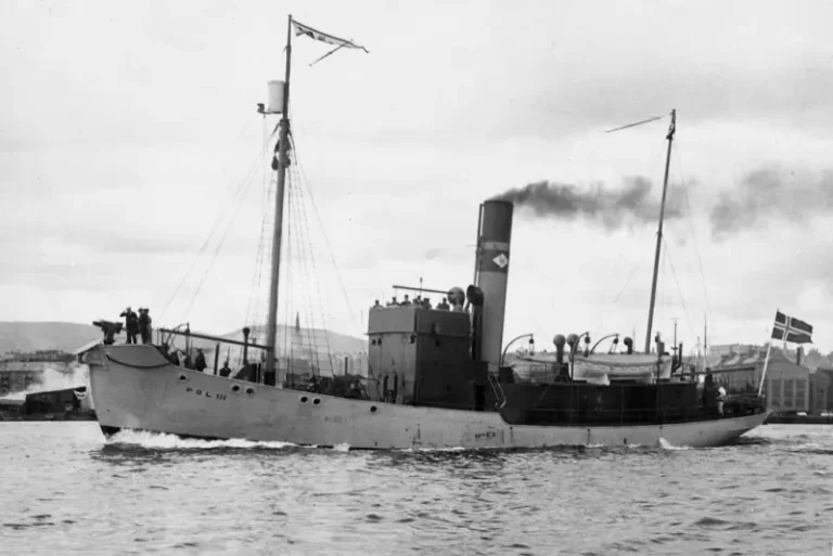 &laquo;Pol III&raquo; var den første som tok opp kampen mot tyskerne i 1940. Den endte karrieren som brønnbåt i 2011