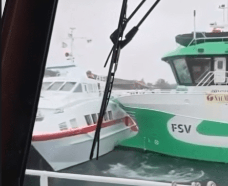 Se video: Her rammer servicefartøyet hurtigbåten
